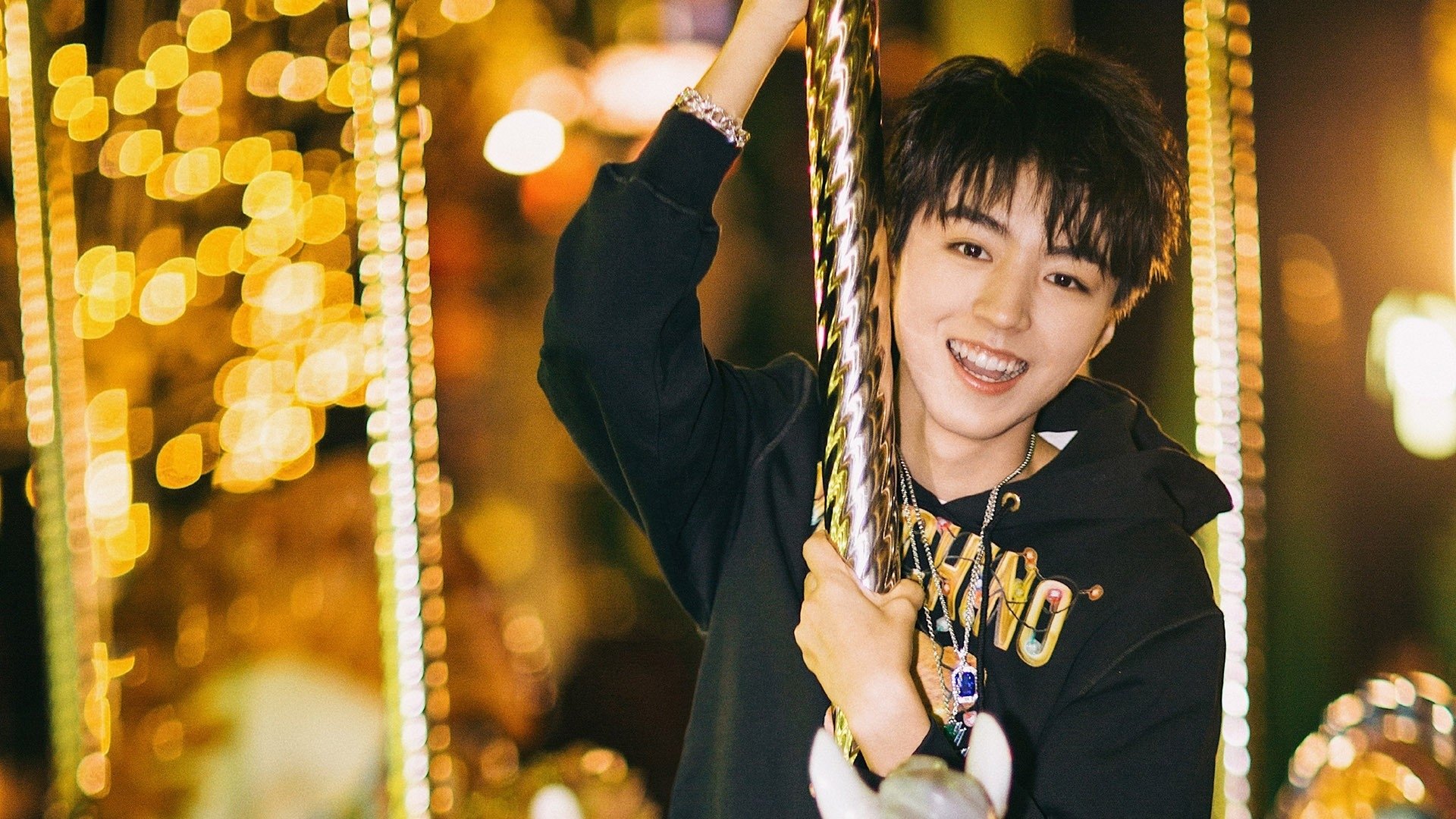 im体育平台官网-港口海上灯光水上漂流大赛，灯火璀璨中的极速漂流，水上灯光秀图片