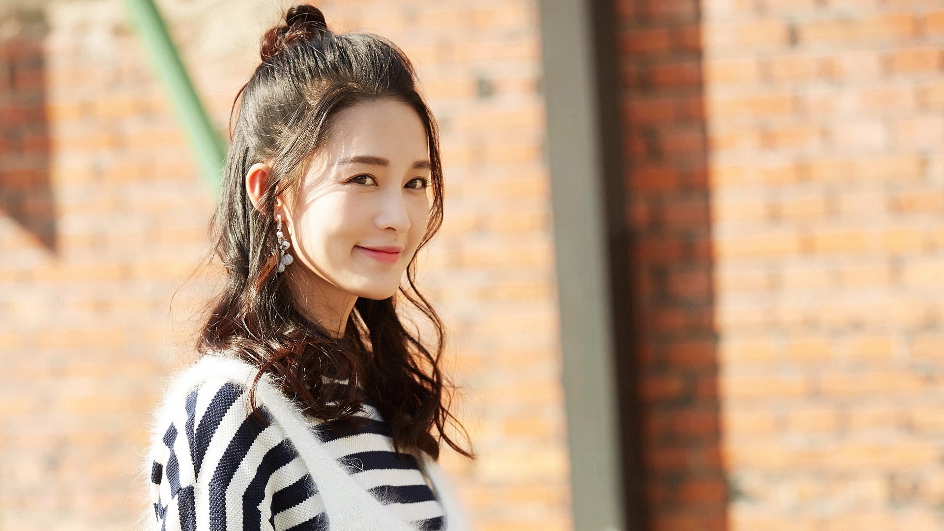 im体育电脑版-田径赛场上的突破：新人挑战老将，田径队训练视频